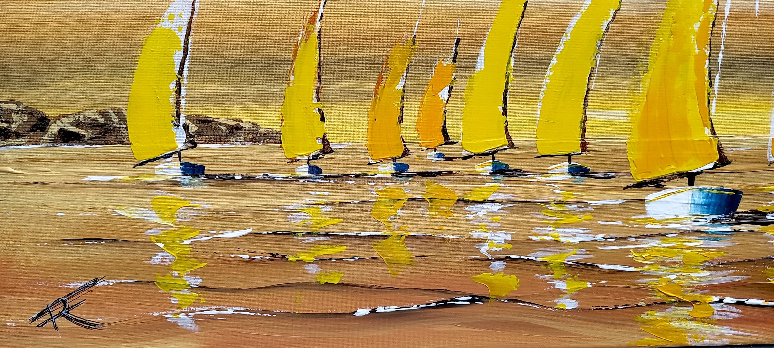 voilier jaune avec les rochers comme fond