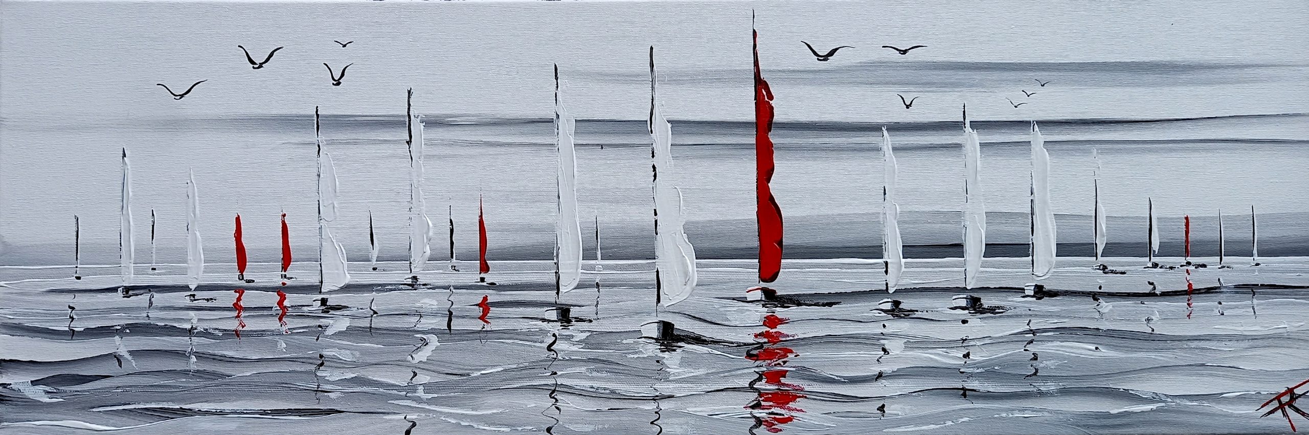 Paysage marin en noir et blanc avec voiliers aux voiles blanches et rouges sur mer calme