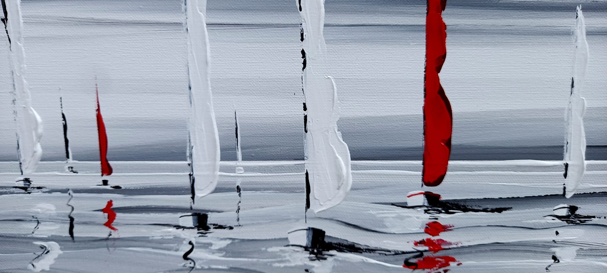gros plan sur les voiliers aux voiles blanches et rouges