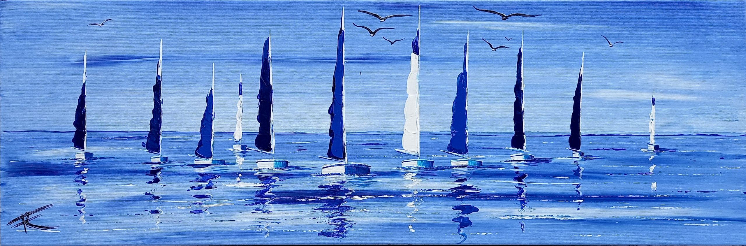 Série de voiliers aux voiles blanches et bleues sur mer calme avec fond bleu profond