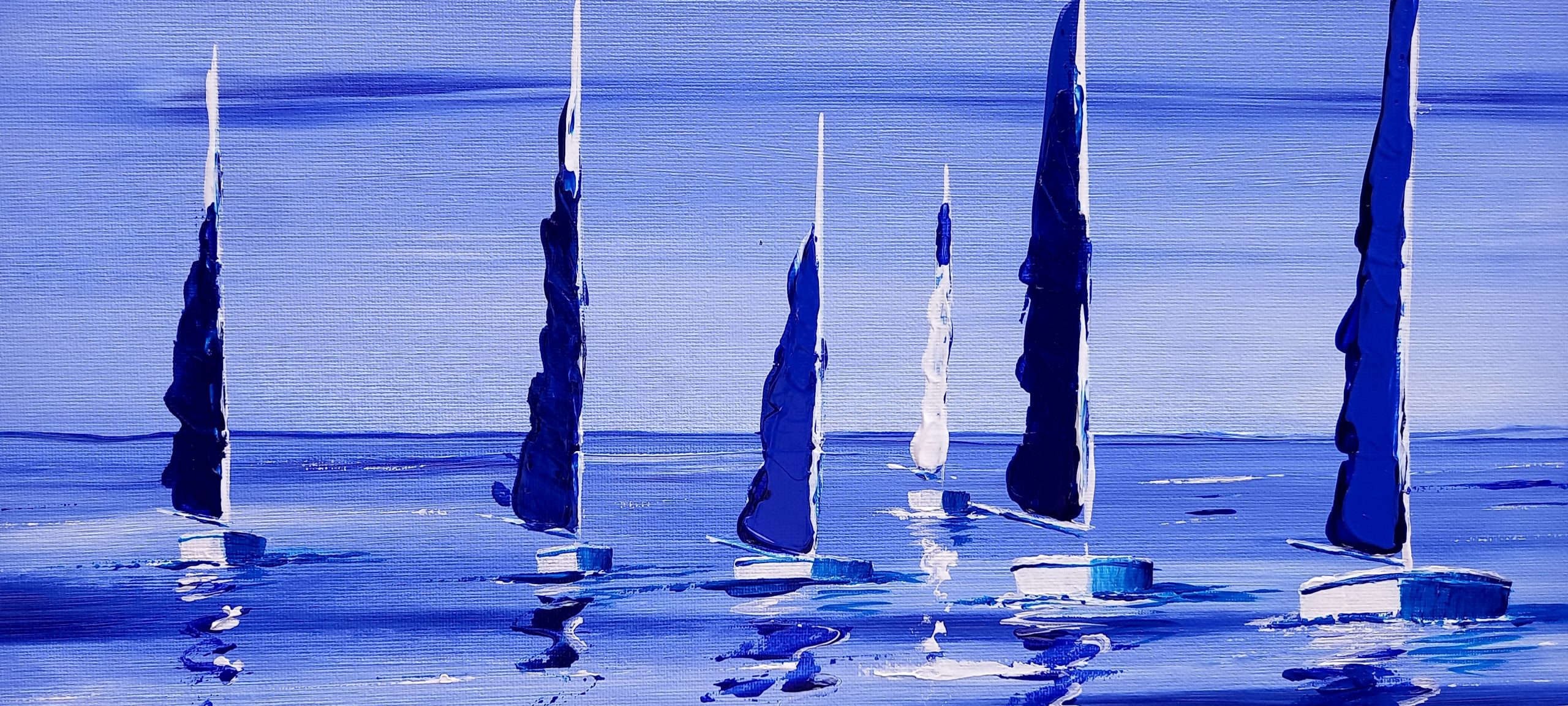 voiliers au voiles sortie sur une mer bleu et calme