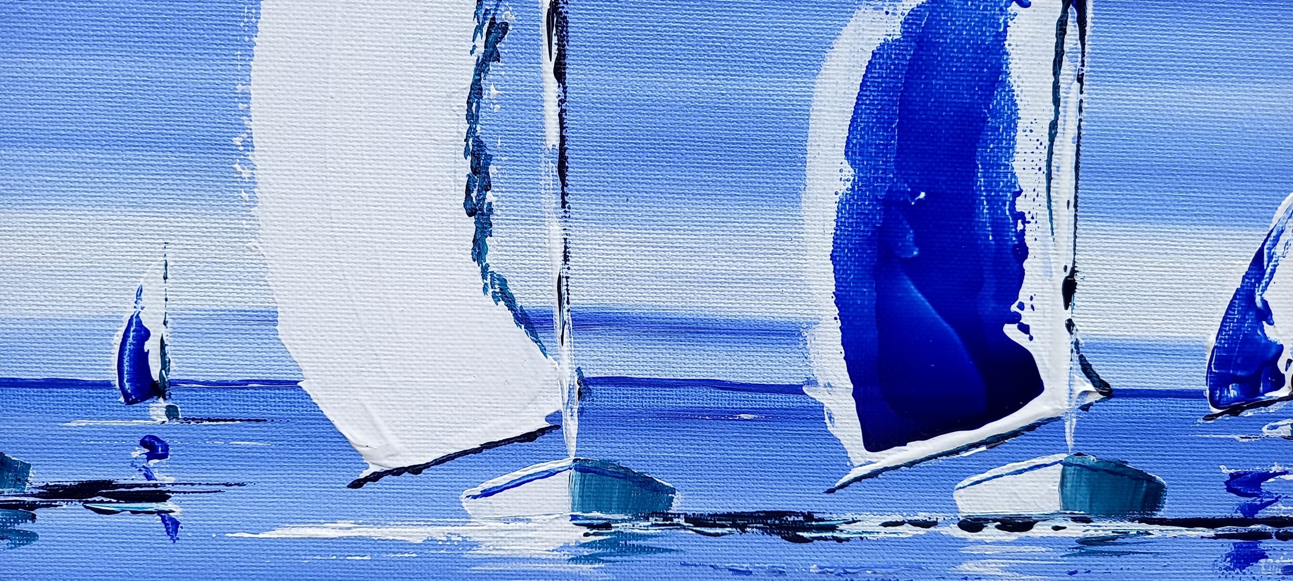 voilier sous un beau ciel bleu