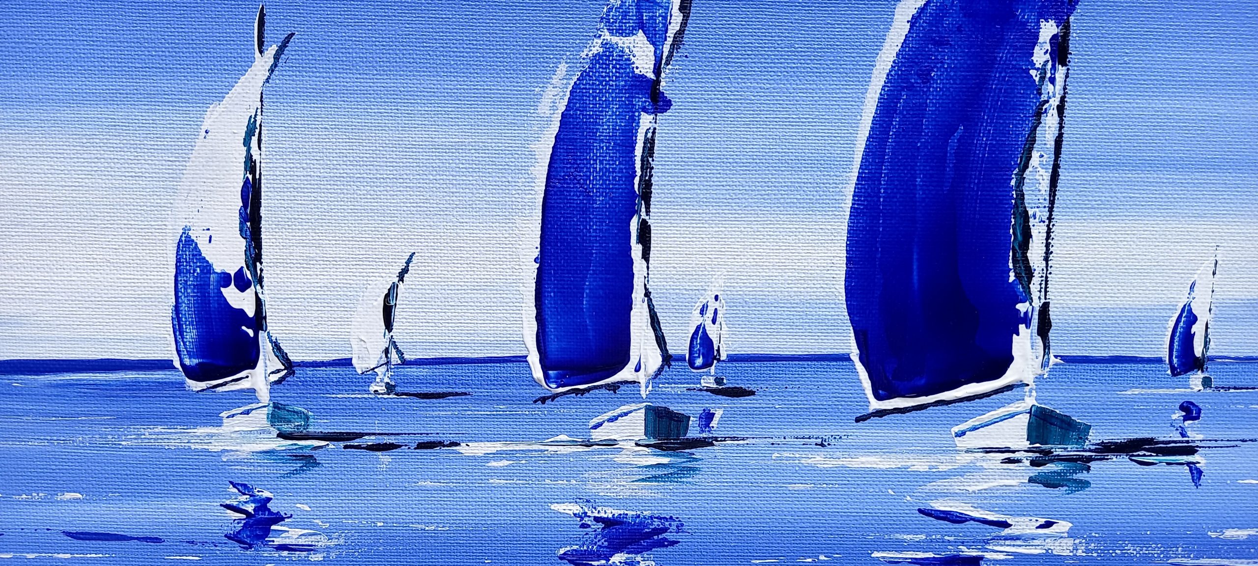 voilier navigant sur une mer lisse et calme 