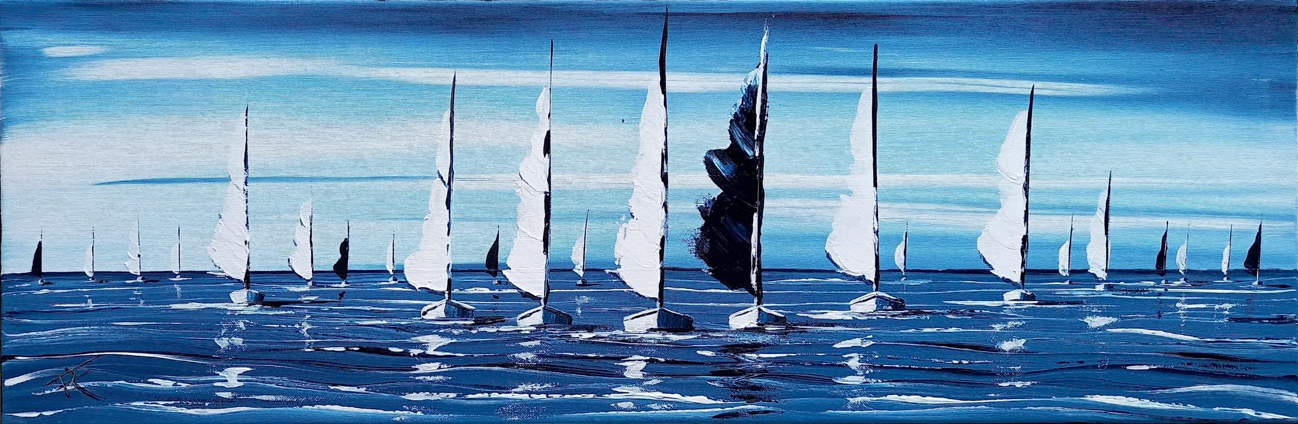 Série de voiliers sur mer calme avec un fond bleu orage dramatique