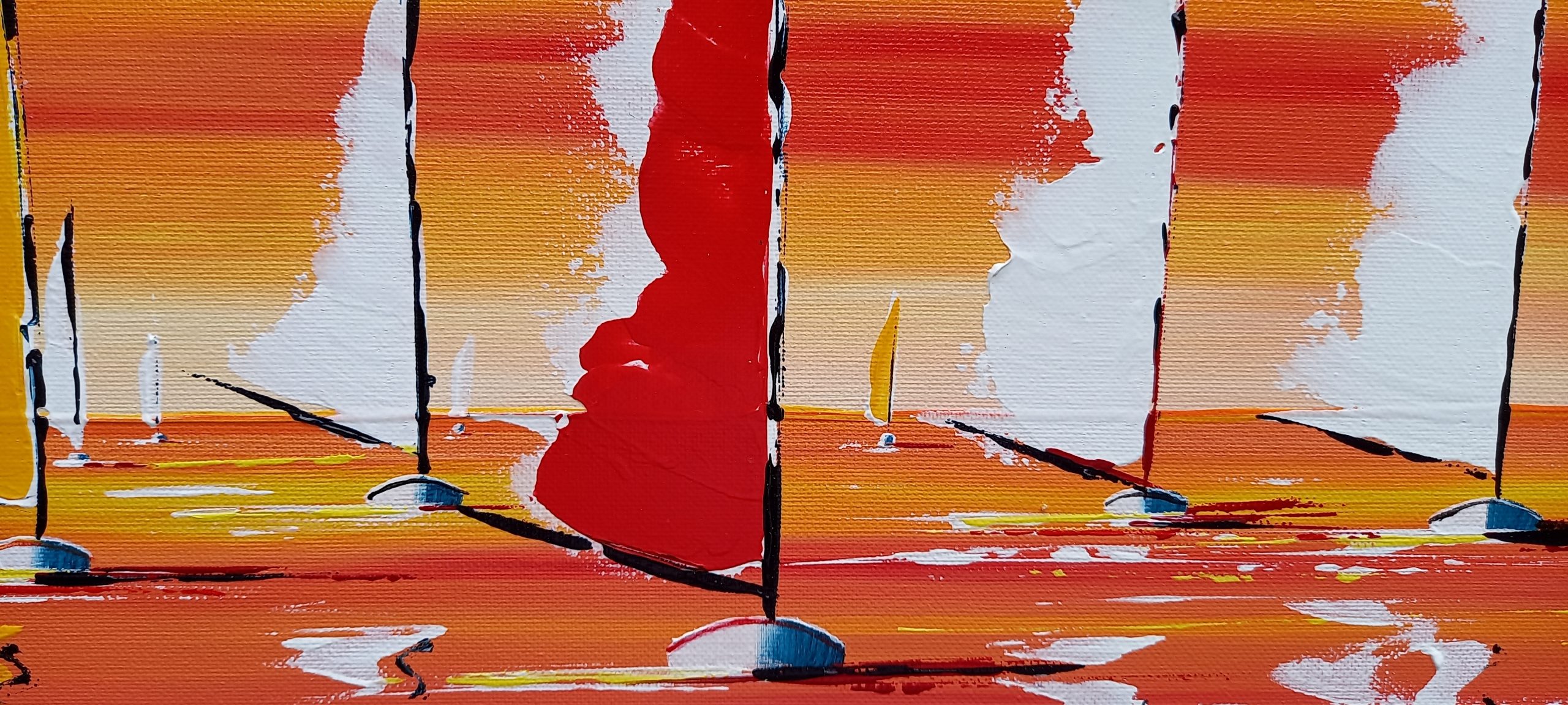 gros sur la voile rouge d'un voilier rentrant au port