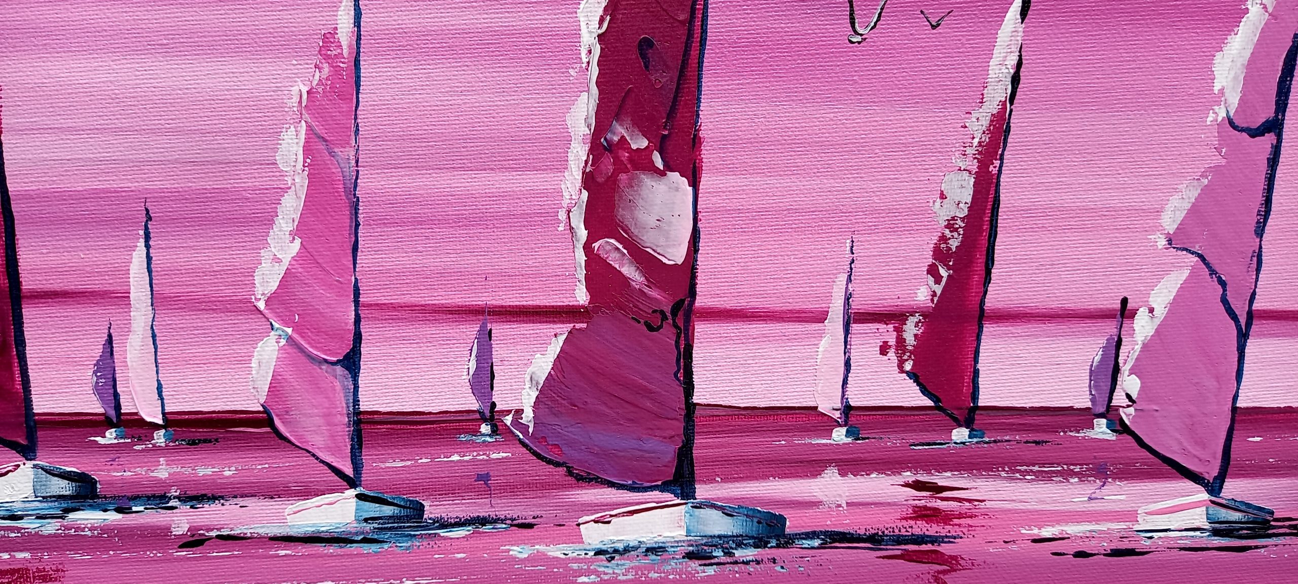 voiliers aux voiles rose et mauve texturées avec un ciel de soirée apaisant