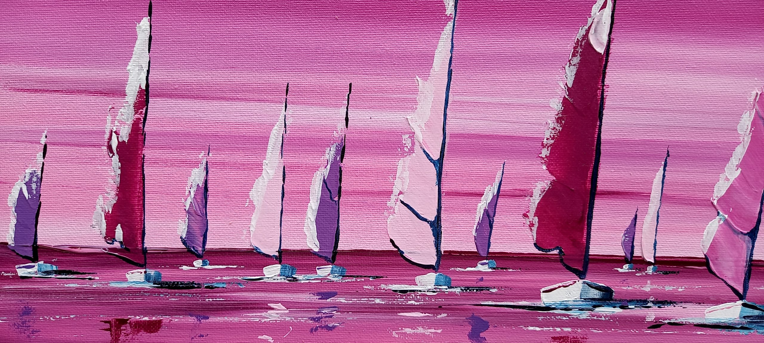 mer reflétant un beau ciel de soirée rose vif et pastel