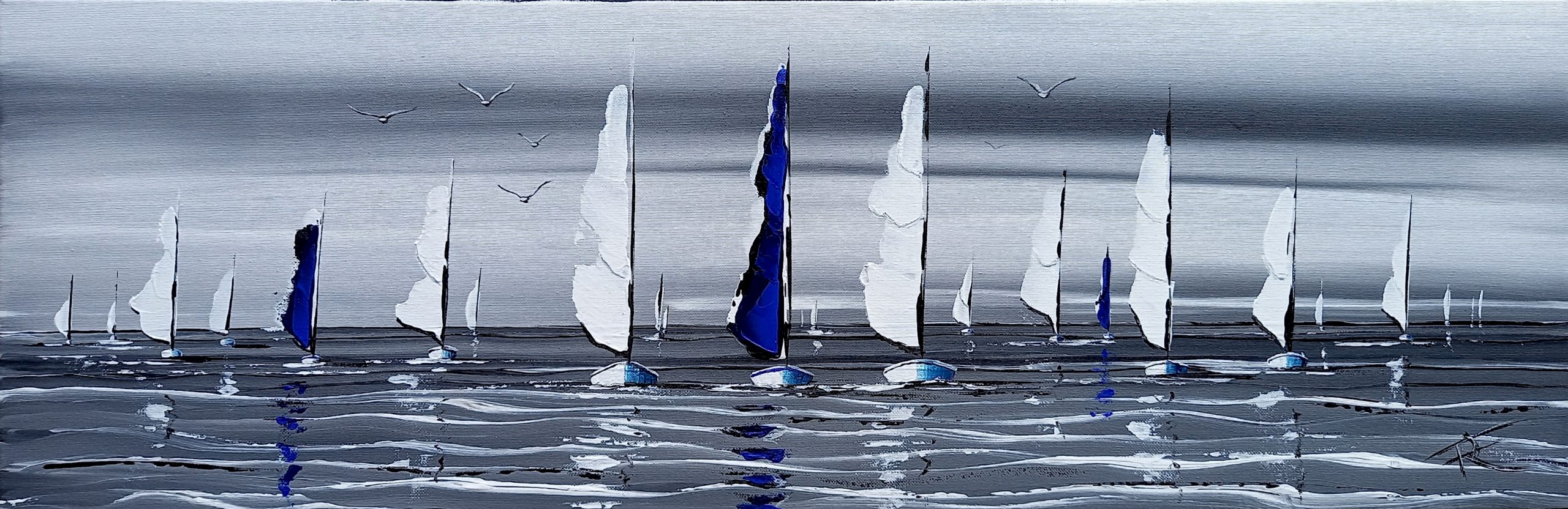 Série de voiliers noir et blanc avec voiles bleues sur mer calme sous ciel clair