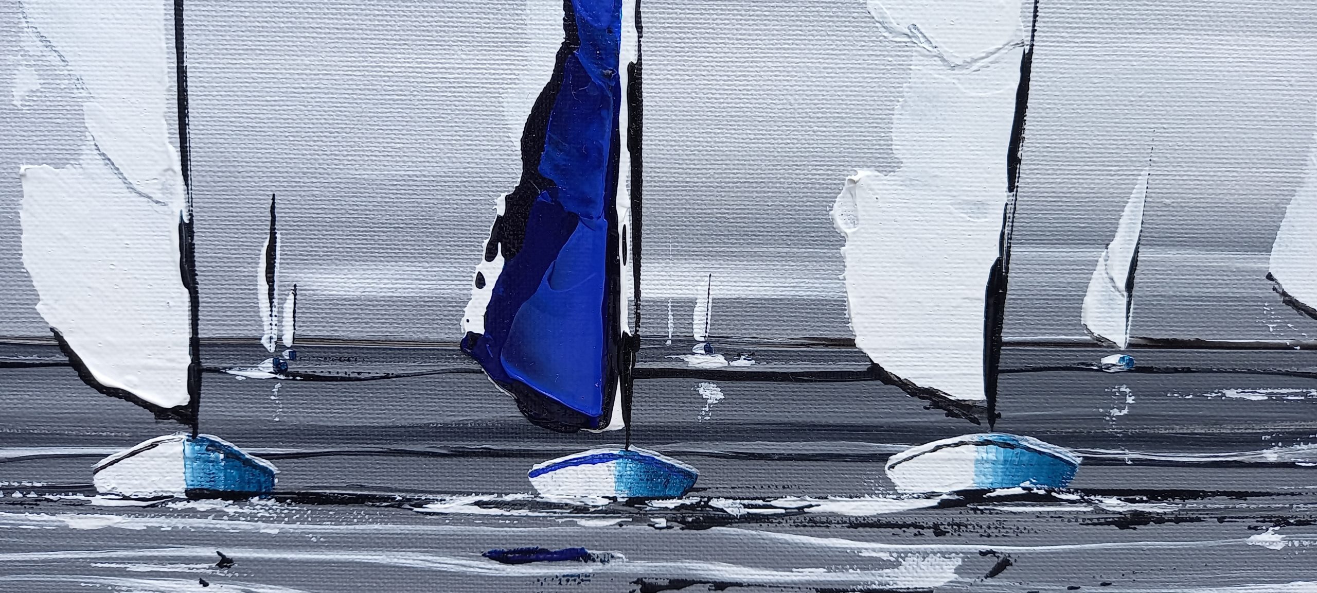 gros sur un voilier à voile bleu sur une mer calme