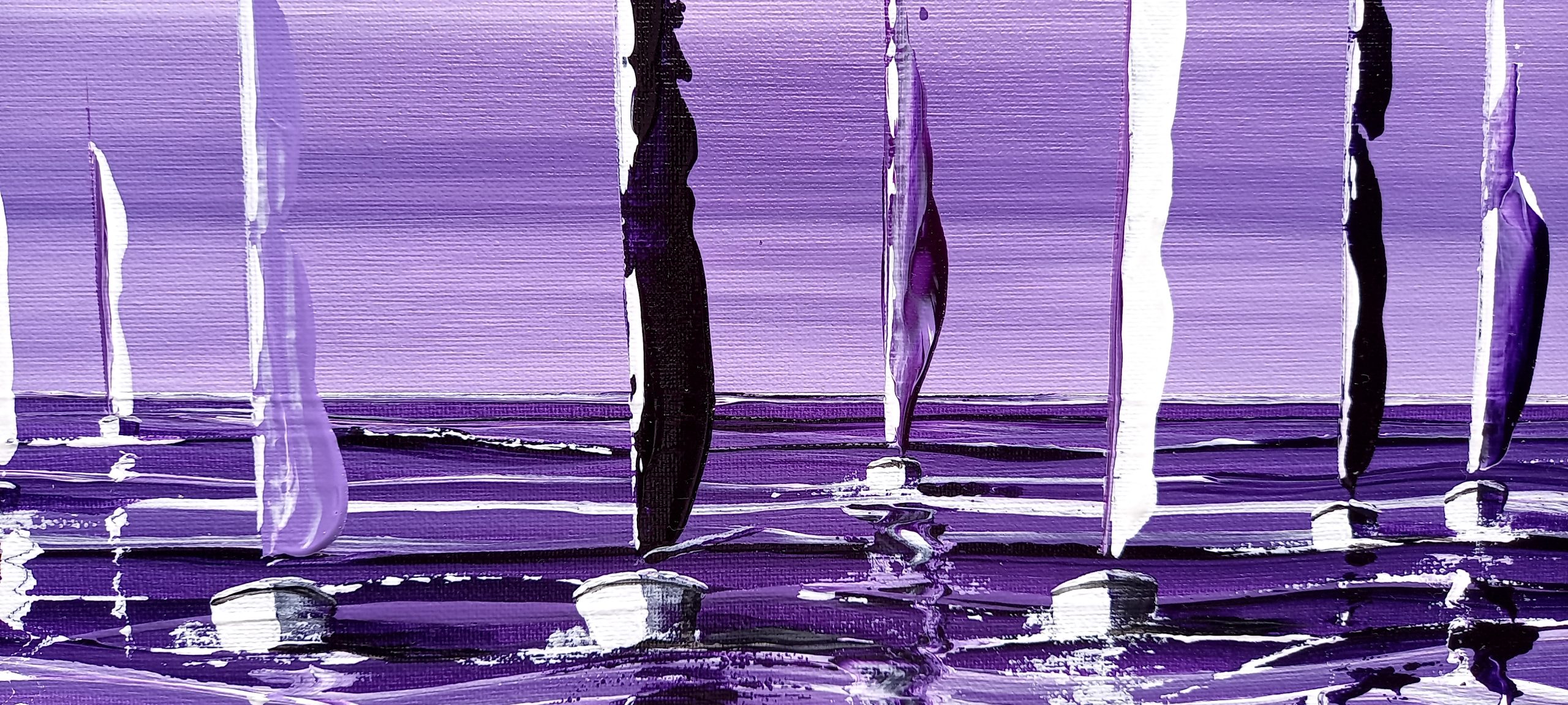 voiliers aux voiles violettes venant du large