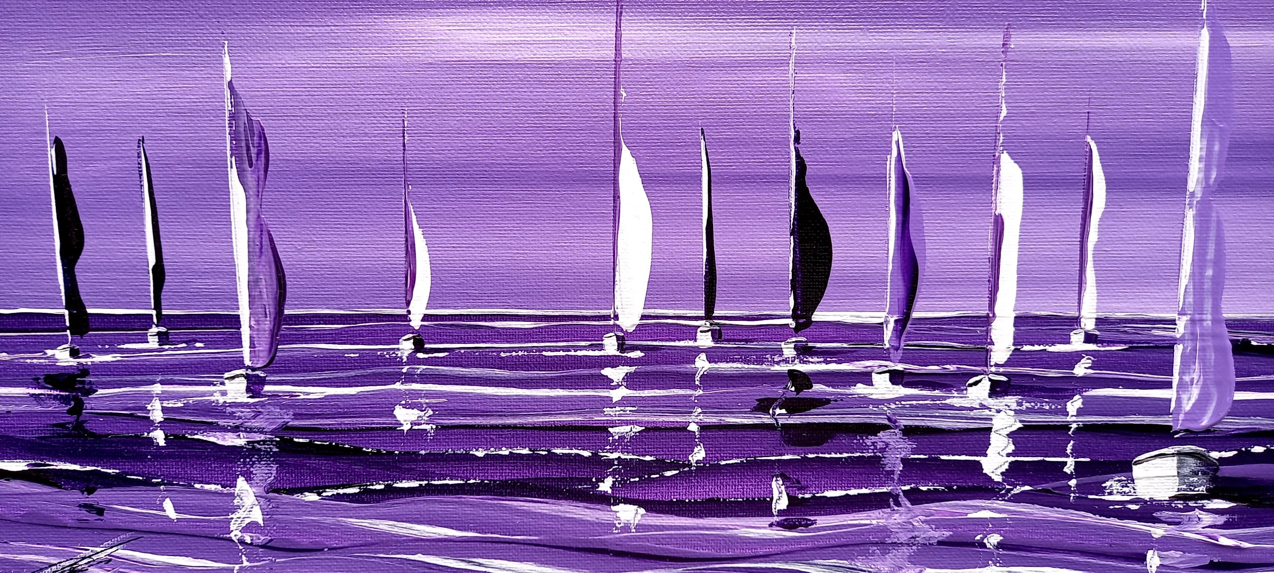 bateaux voiles blanches et violettes sous un beau ciel calme