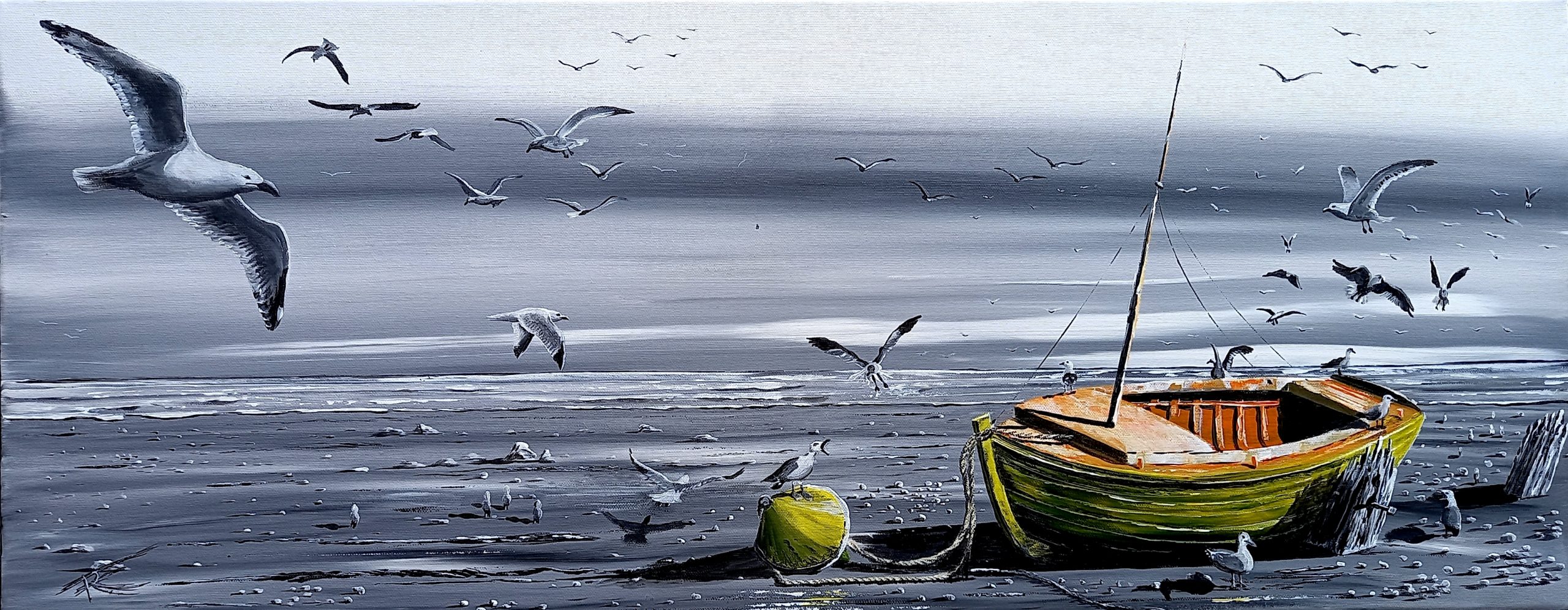 Tableau marin en noir et blanc avec plage et océan, barque jaune échouée sur le sable, bouée et mouettes – peinture originale West Art 85