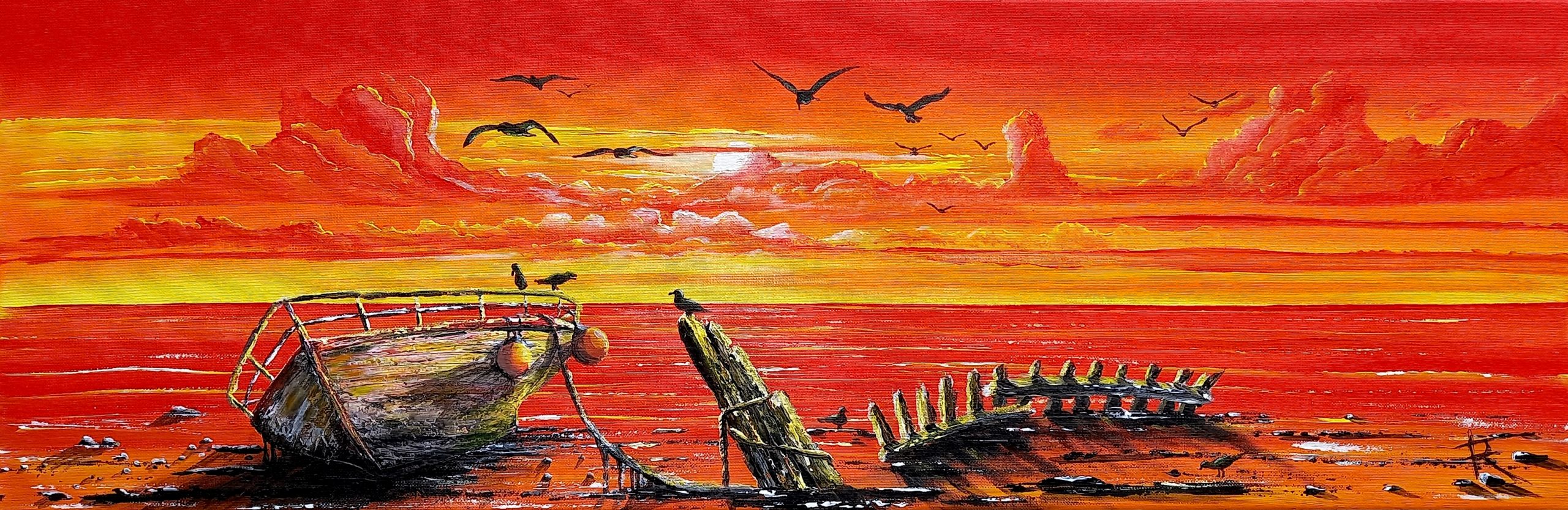 Paysage marin en lumière orangée avec barque attachée à un poteau et squelette de barque rongée par la mer