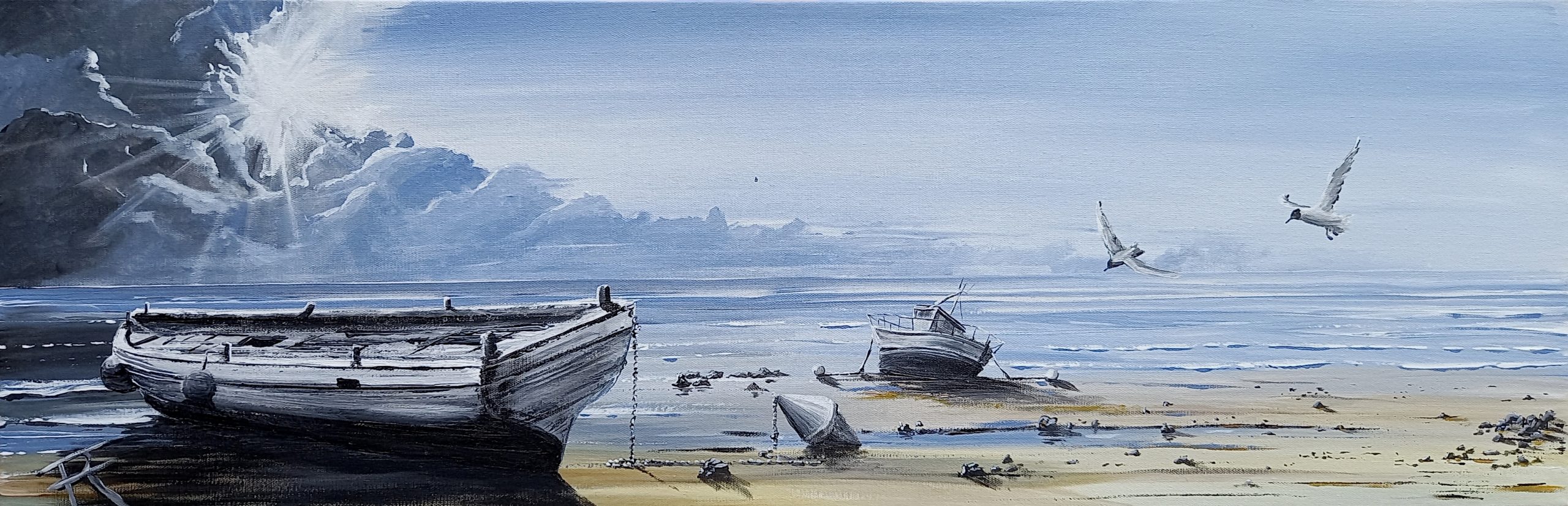 Barque échouée sur plage, petit bateau en arrière-plan et tempête s’éloignant au large à la fin du jour