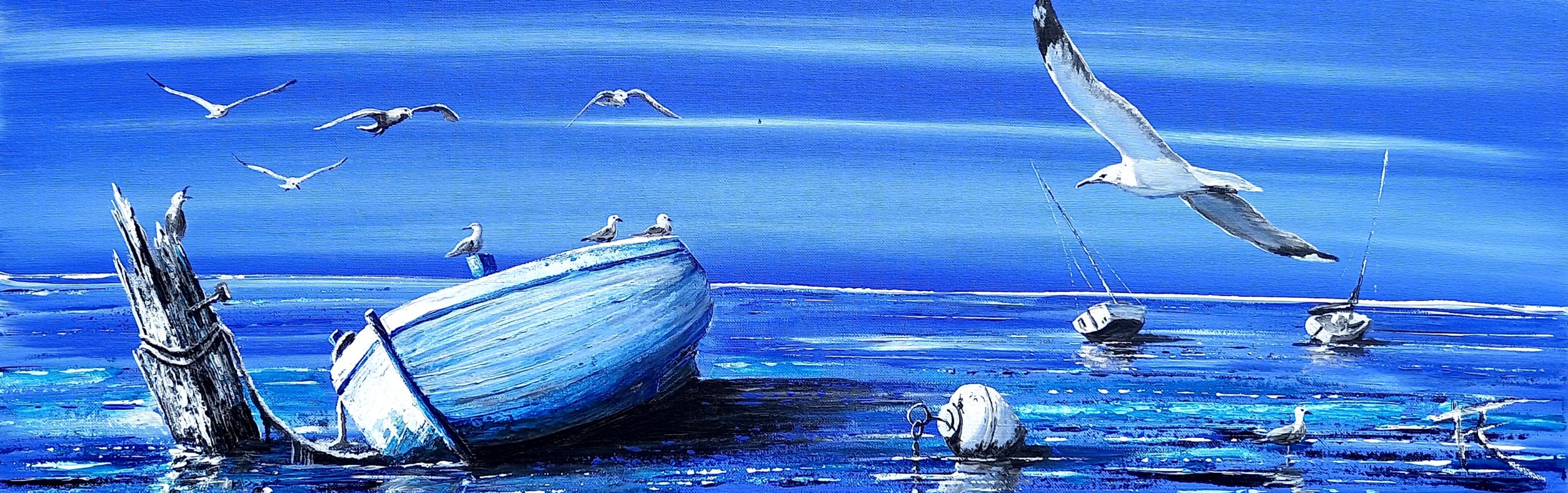 Paysage marin sur fond bleu avec barque blanche attachée à un vieux poteau, voiliers en attente de la marée et mouettes en vol