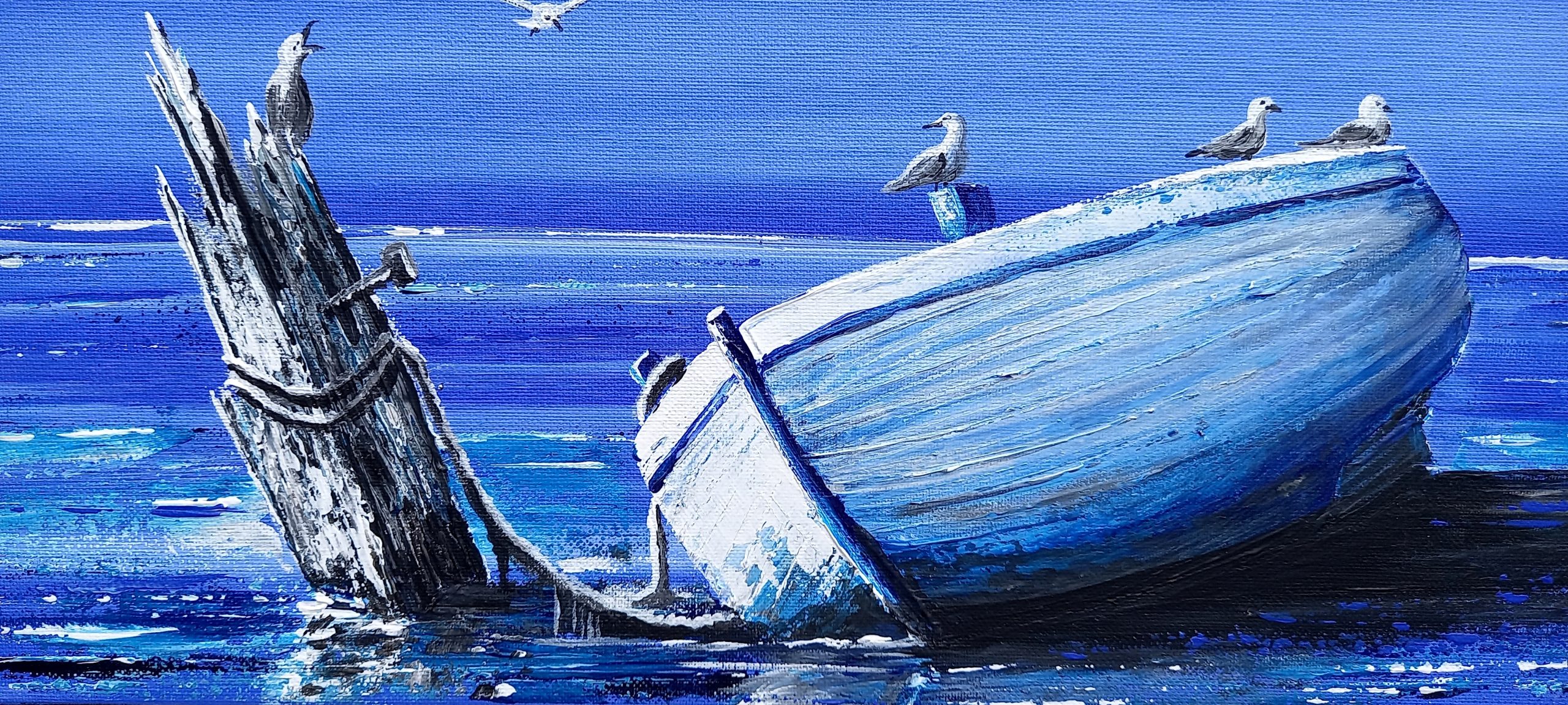 le repos des mouettes sur la vieille barque attendant la marée