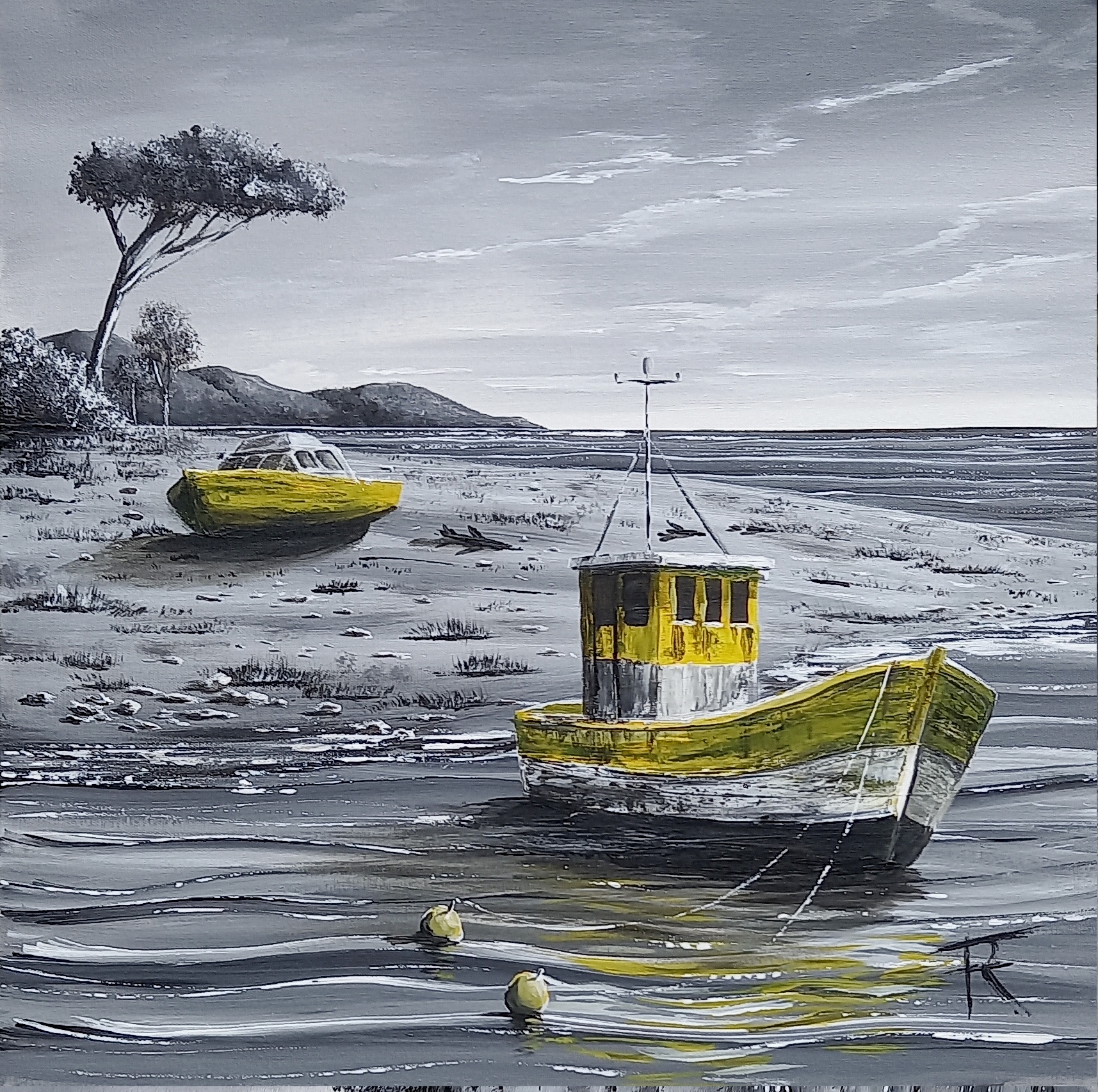 Paysage en noir et blanc avec deux bateaux jaunes, pin parasol et plage sous ciel clair