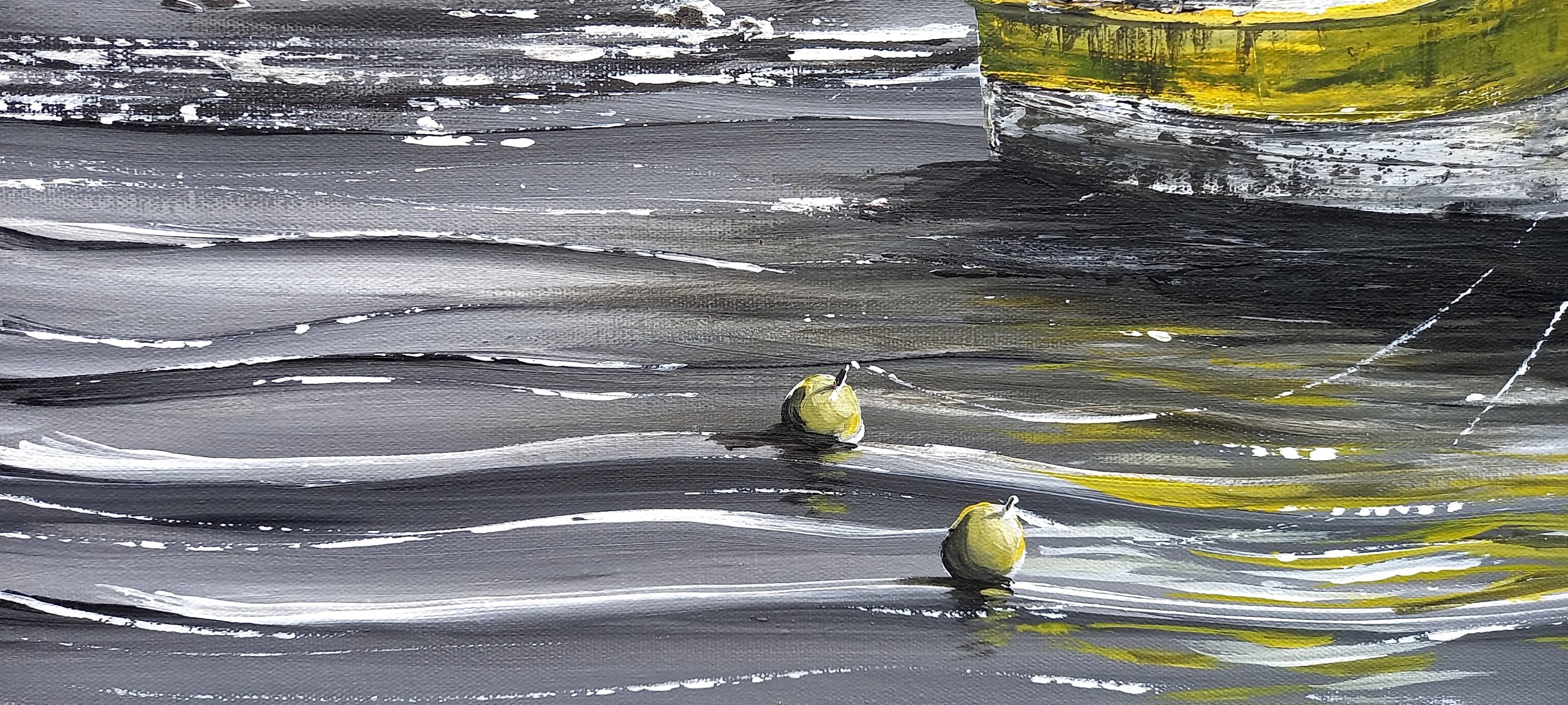 reflets des bouées dans l'eau près du bateau