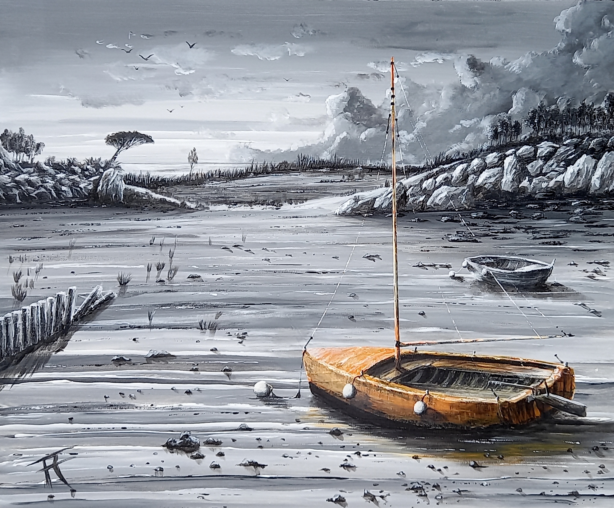 Plage en noir et blanc à marée basse avec flaques d’eau reflétant un voilier orange, mer au loin sous ciel menaçant style west art 85