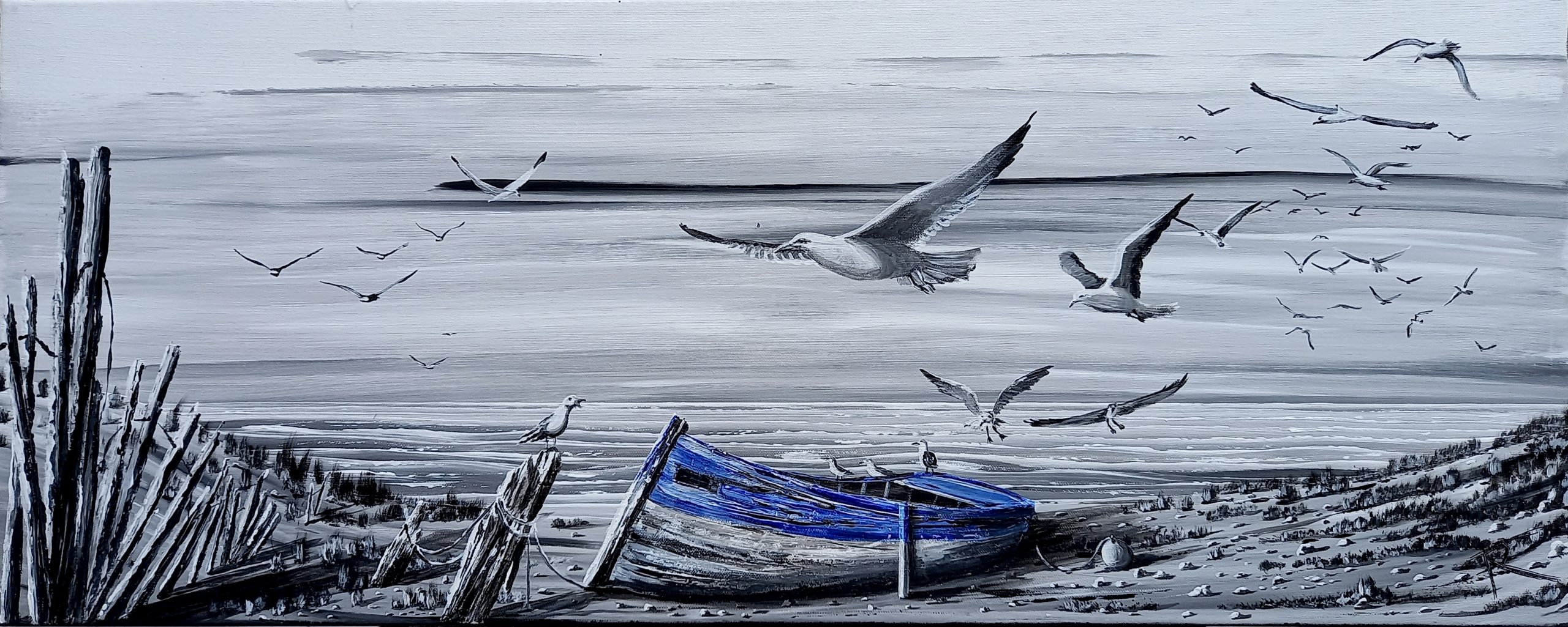 Peinture en noir et blanc d’une plage avec dunes, mouettes en vol, mer calme et barque bleue sur le sable