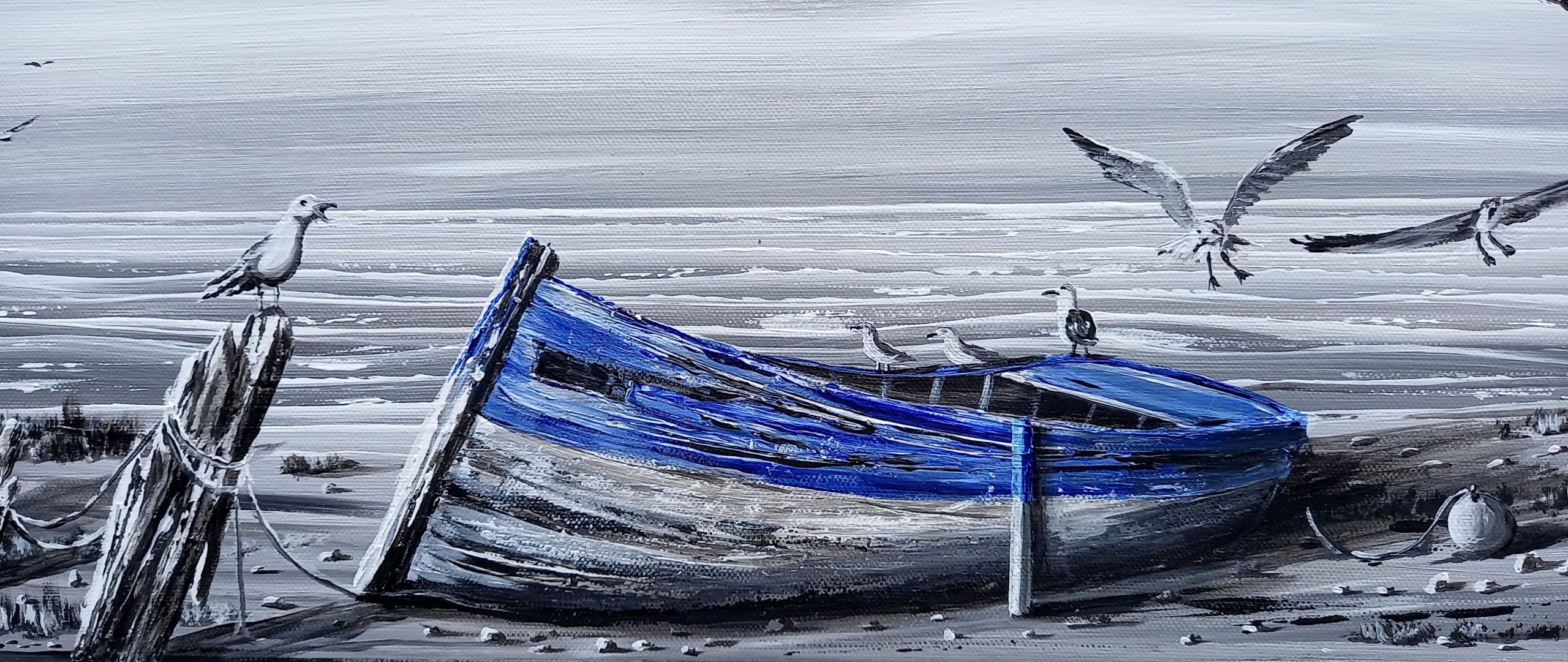 gros plan sur une barque bleu sur un fond marin en noir et blanc