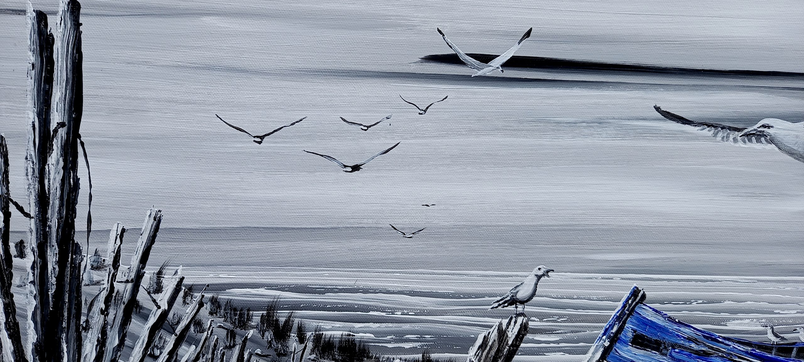 mouettes en vol dans un ciel nuageux
