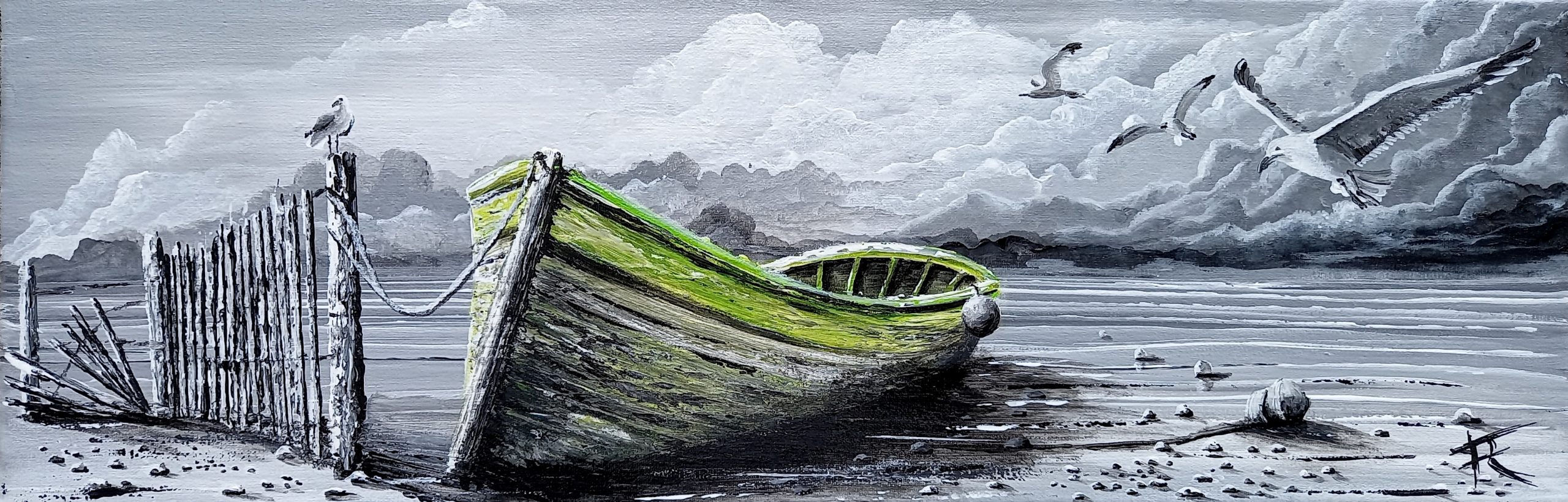 Mer calme en noir et blanc sous ciel menaçant avec barque verte attachée à une ganivelle usée, en attente la marée