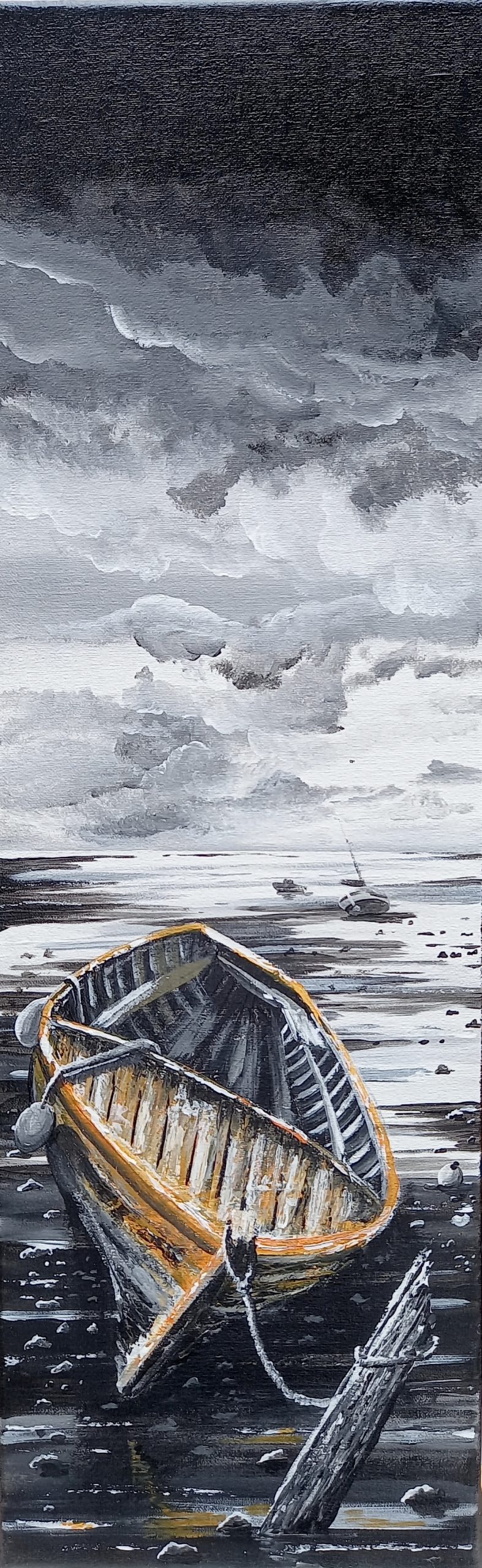 Mer calme en noir et blanc sous ciel menaçant, barque orange attachée à un poteau usé au premier plan style west art 85