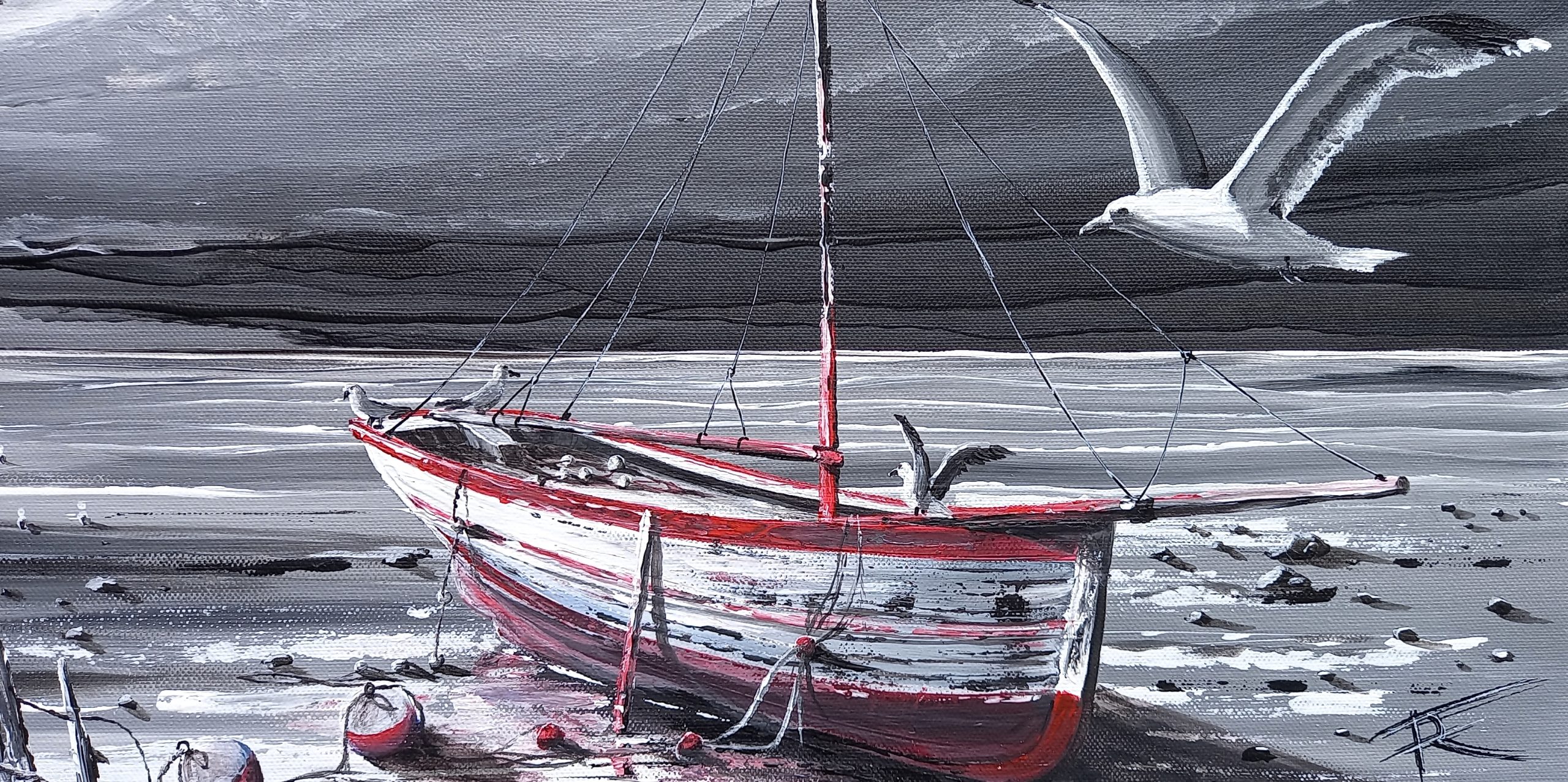 Voilier en bois au repos sur sable humide, mouette planant au-dessus