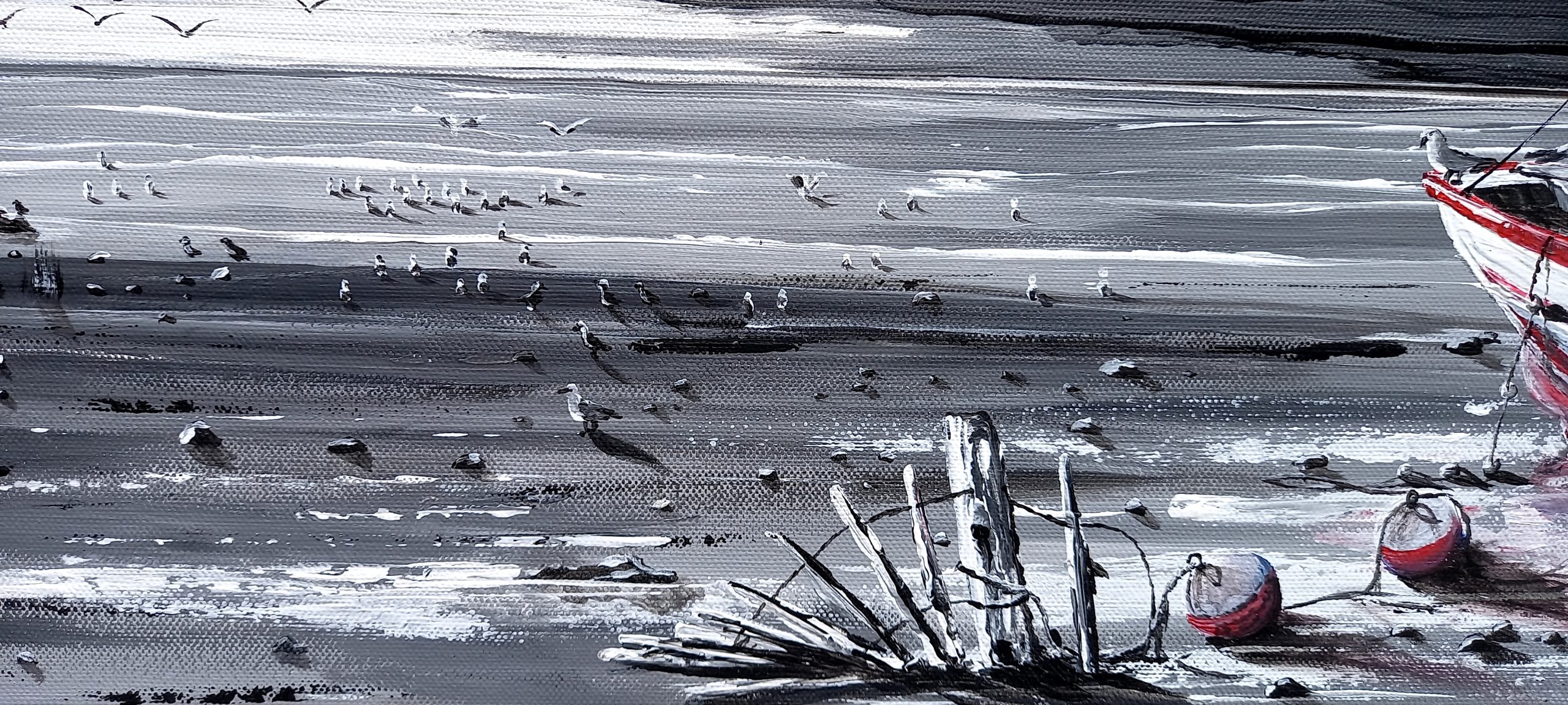 Ganivelle effondrée sur plage calme, occupée par quelques mouettes