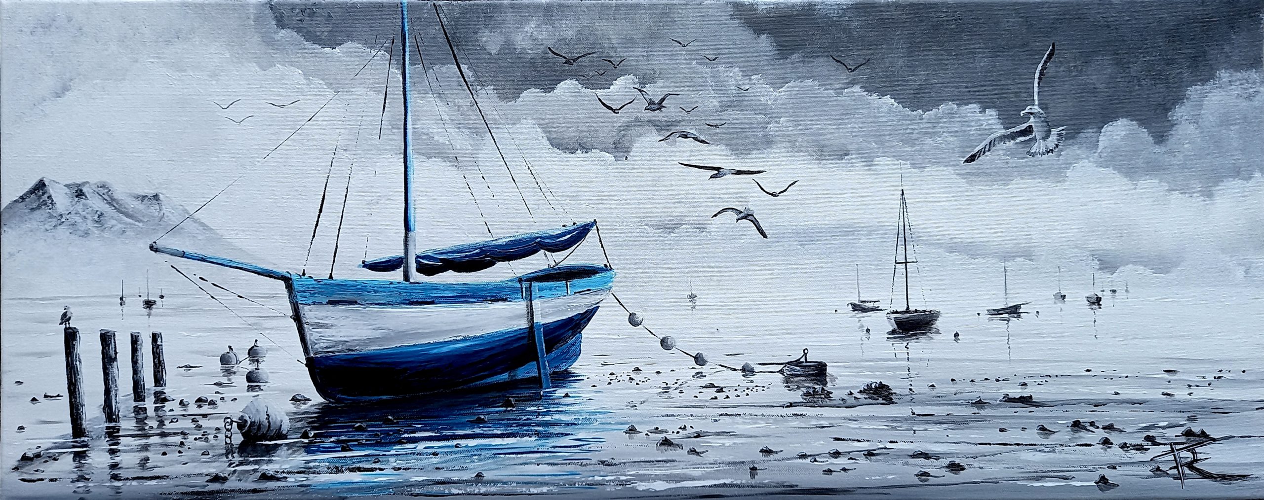 Peinture en noir et blanc d’un voilier bleu ciel sur le sable, avec une montagne en fond, des bateaux échoués et des mouettes en vol