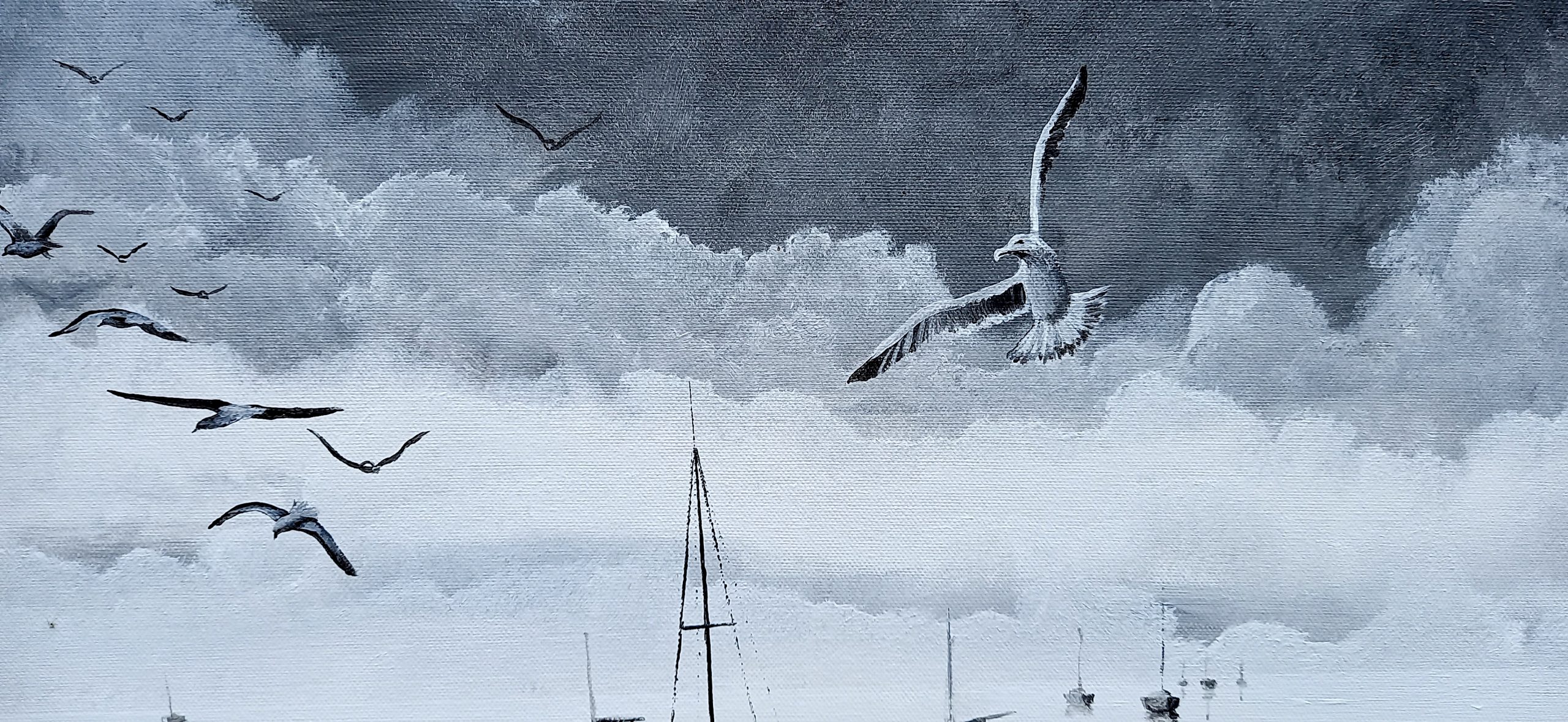 Mouettes en vol sous un ciel orageux, ambiance marine dramatique