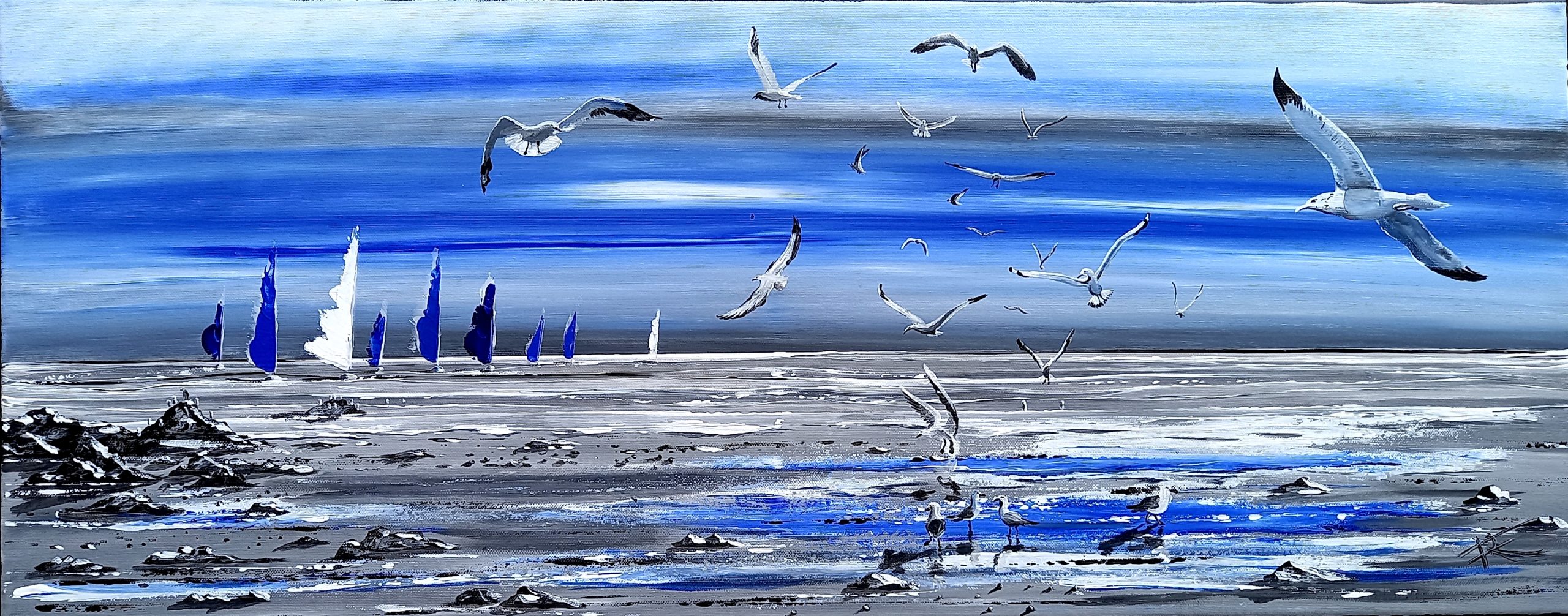 Paysage marin en noir et blanc avec touches de bleu, voiliers au large et mouettes dans des flaques d’eau style west art 85