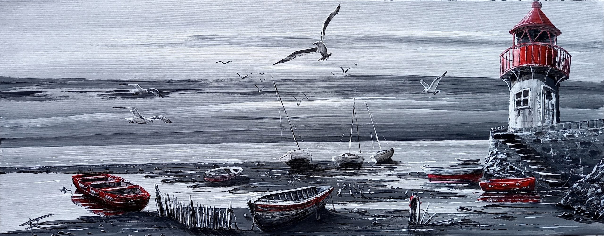 Tableau représentant une mer calme avec un phare au bout d’une jetée, des bateaux sur la plage dont un rouge au premier plan, ciel nuageux et ganivelles.