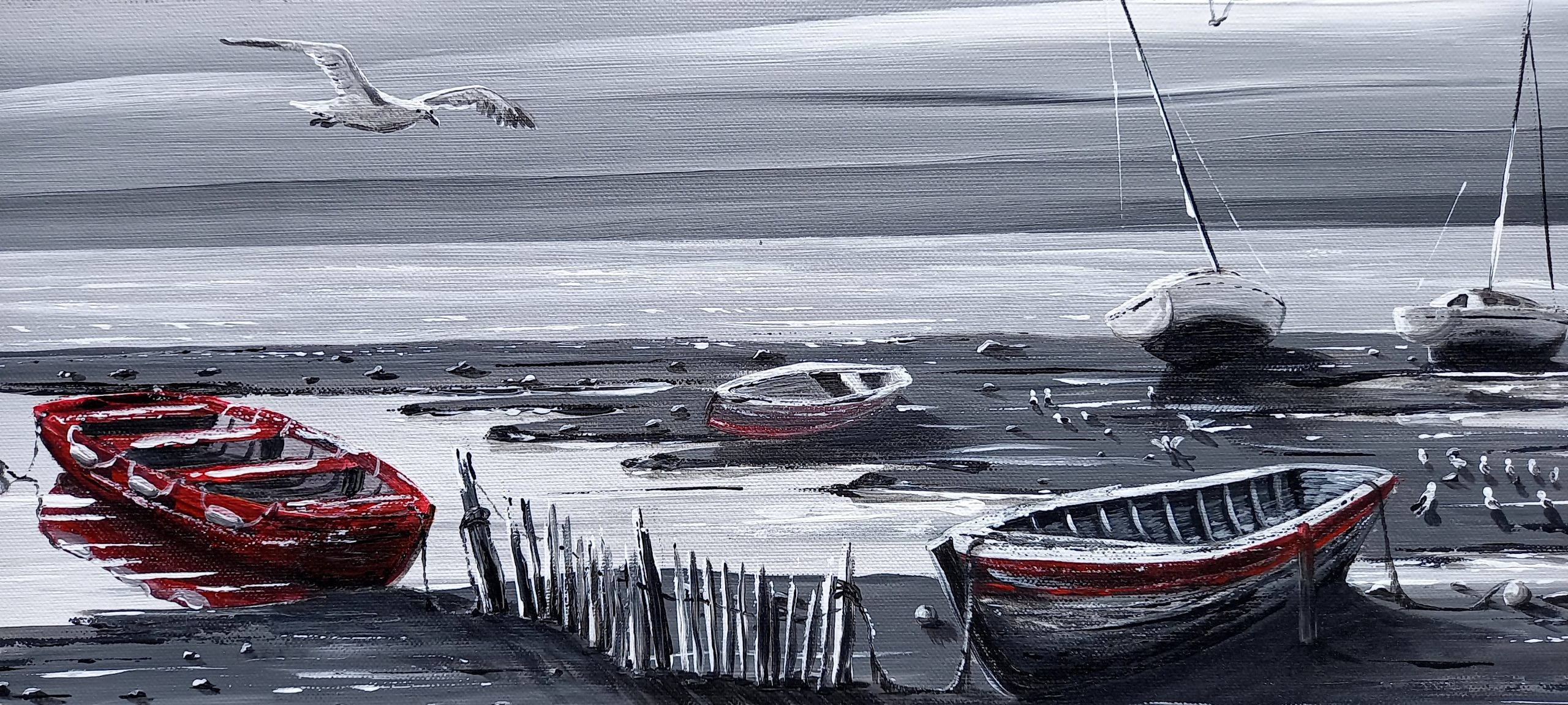 Petite barque amarrée à une ganivelle sur sable humide, marée montante