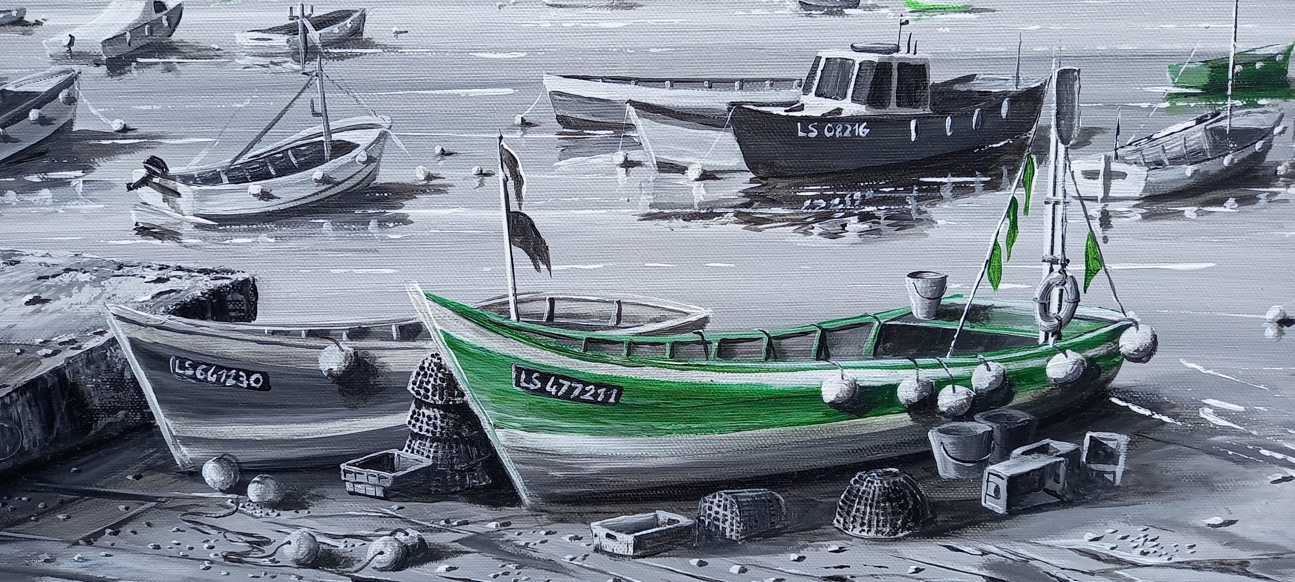 Barques et casiers de pêches posées sur la rampe du quai