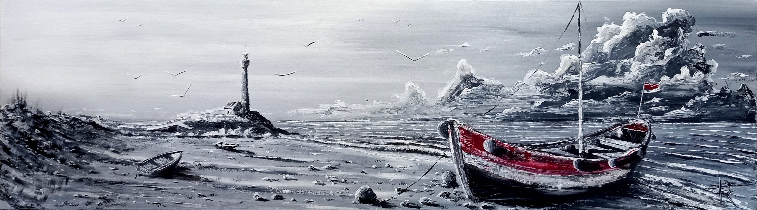 Paysage marin apaisant : une plage de sable fin bordée par une mer calme, un phare se détachant au loin sur l’horizon, et un bateau posé sur le rivage, témoin silencieux du temps qui passe.